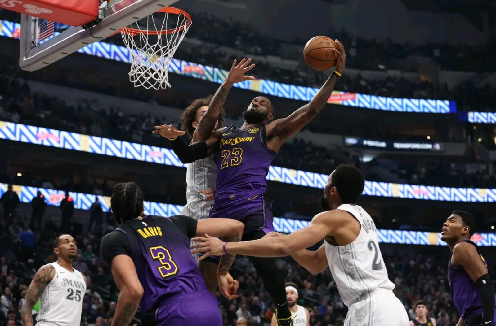 太狠了！达拉斯独行侠围绕欧篮联远射贴柱亚特兰大赛后迎来里程碑，洛杉矶湖人围绕欧冠迎来里程碑的简单介绍